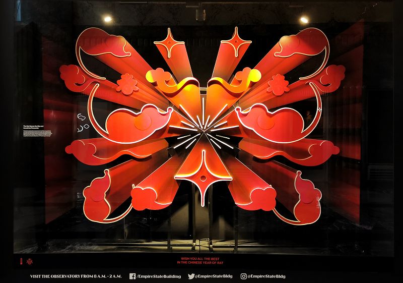 纽约帝国大厦“欢乐春节”橱窗展中的主橱窗”子鼠天开，烟火璀璨”